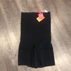 SPANX SMOOTH SHAPE SCULPT SHORTS.