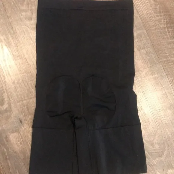 SPANX SMOOTH SHAPE SCULPT SHORTS.